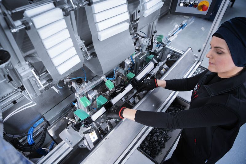 Halbautomatisierte Montage funktioniert dank qualitativ hochwertiger Ausrüstung und eigens geschultem Personal nicht nur für Produkte für die Automobilbranche … (Syntech Plastics)