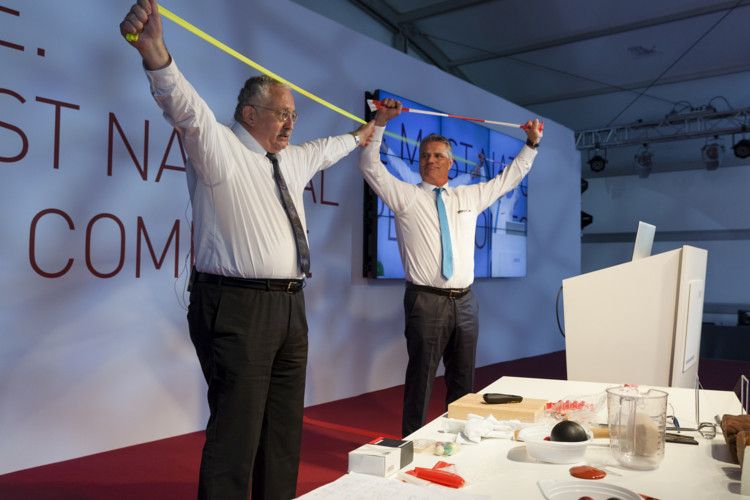 Prof. Dr. Günter Stein zeigte zusammen mit Moderator Jan Stecker die Fähigkeiten des Werkstoffs Elastomer. (Foto: Anvis)
