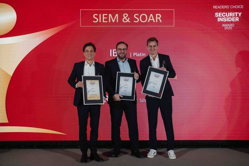 In der sechsten und letzten Security-Kategorie „SIEM & SOAR“ nimmt für Silber-Gewinner Rapid 7 Paul Bauer (Mitte) den Award entgegen. Gold geht an Palo Alto Networks, vertreten durch Marc Müller (links im Bild) und Platin geht an IBM mit Matthias Sauer (rechts im Bild). (Bild: Manuel Emme Fotografie)