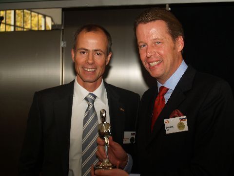 Audi überzeugte gleich in fünf Kategorien. Stefan Sielaff (re.), Leiter Audi Design, durfte die Carolinas für die Modelle A1 (Kleinwagen) und A5 Sportback (Mittelklasse) von Nikolas Deskovic, Geschäftsführer von Autoscout 24, entgegennehmen. (Archiv: Vogel Business Media)