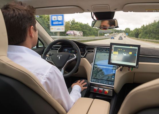 Bosch testet den autonomen Autobahnpilot auch schon in E-Cars von Tesla. (Bosch)