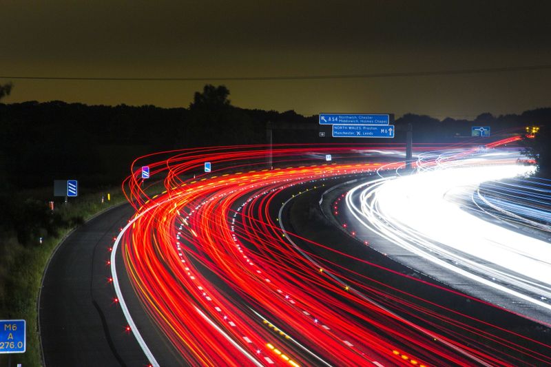 Platz 12: Teilnahme am Straßenverkehr, 17,3%  Für gut 17% der Befragten ist der Straßenverkehr ein relevanter Stressfaktor. Neben der Stressgefahr beeinträchtigt der zunehmende Straßenverkehr auch anderweitig unsere Gesundheit. So hat eine toxikologische Studie untersucht, wie Autoabgase dem Gehirn Schaden können. (Bild: Pixabay/jonbonsilver (CC0))