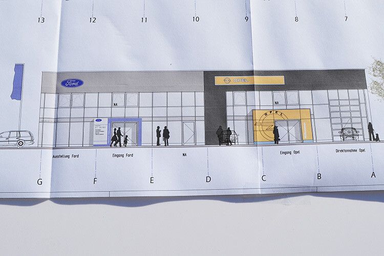 Separate Eingänge in der jeweiligen CI für Opel und Ford. (Foto: Rehberg)