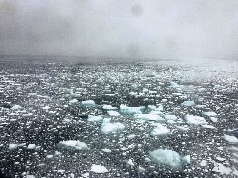 Zwischen den Ozean und der Atmosphäre finden umfangreiche Austauschprozesse statt. Hier am Übergang zwischen offenem Meer und Eisschelf. Die Aufnahmen entstand 2019 während der Expedition PI-ICE, an der auch Forschende vom Tropos beteiligt waren. (Bild: Sebastian Zeppenfeld, TROPOS )