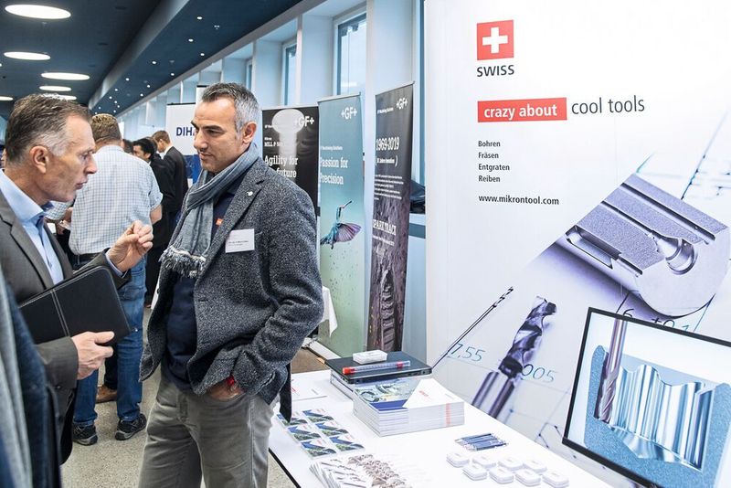 Auf der begleitenden Ausstellung zum SMM Innovationsforum Fertigung konnten die Besucher die Thematiken der Vorträge in persönlichen Gesprächen mit den Referenten vertiefen. (Thomas Entzeroth)