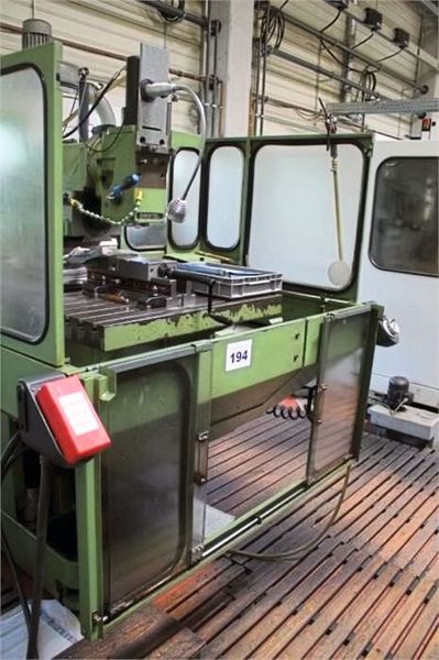 Per Gebot kann man auch zu dieser CNC-Universalfräsmaschine günstig kommen. Sie stammt von Deckel und hört auf die Bezeichnung FP4MA. (Bild: HT)