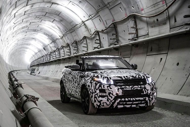 Mit dem Cabriolet kommt 2016 ein weiteres Modell in der Baureihe hinzu, das seine Fans finden wird – manch einer von ihnen fährt bereits heute einen Range Rover Evoque.    (Foto: Land Rover)