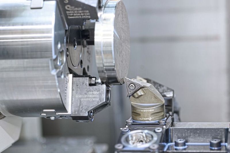 Usinage complet sur 6 faces : la broche de fraisage effectue ici une opération de tournage. Le serrage hydraulique de la broche permet d'effectuer des étapes d'usinage très rapprochées et offre une grande flexibilité. (Source : Matthias Böhm)