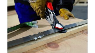 Die Erdi Sicherheits-Bandeisenschere D123S durchtrennt auch gehärtete Stahlbänder. Bild: Bessey Tool (Archiv: Vogel Business Media)