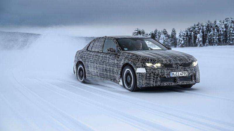 Chinas Autohersteller entwickeln ihre Modelle schneller als westliche Konkurrenten. Der Wettbewerbsnachteil ist längst erkannt. Konnten insbesondere die deutschen Hersteller mit ihren neuen Plattformen inzwischen aufholen?(Bild:  UWE FISCHER/BMW)