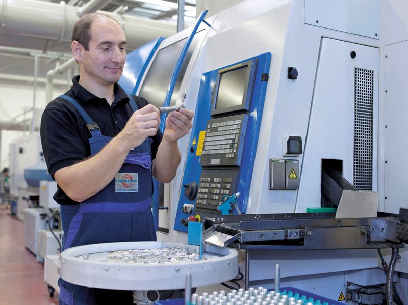 Bild 3: CAQ-Messplätze in jeder Maschinengruppe sollen das konsequente Bekenntnis zum Qualitätsmanagement zum Ausdruck bringen. (Bild: Fanuc)