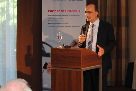 Der Gastgeber Dr. Hermann Frohnhaus begrüßt die Gäste zur Geburtstagsfeier der BDK. (Archiv: Vogel Business Media)