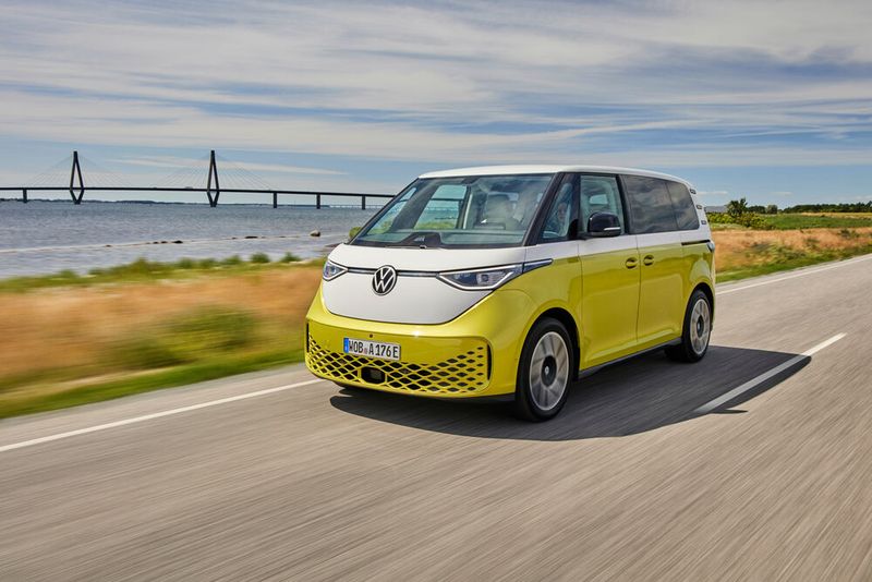 Ein klassiker wurde elektrisiert: Der ID Buzz ist der Nachgfolger des beliebten Bulli. (Bild: VW)