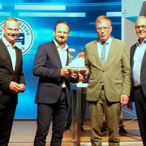 Den Kalligraphen in Silber nahmen (v. l.) von Präsident Arne Joswig Michael Kahl und Jan-Nikolas Sontag vom Kfz-Landesverband Schleswig-Holstein für die Automobilmesse Nordic Motor Show entgegen. Rechts: Dirk Nusselt.  (Bild:  Zietz- VCG)