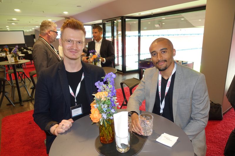 Dominik Schweda und Lionel Tonfack (Arrow) warten auf den Rundgang. (IT-BUSINESS)