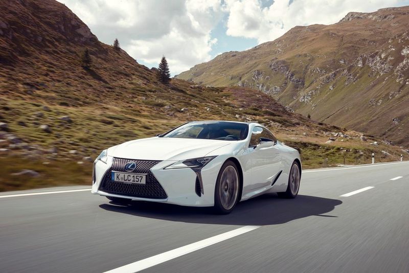 Der Lexus LC 500h kostet genauso viel das Modell mit dem V8-Motor: 99.200 Euro. (Lexus)
