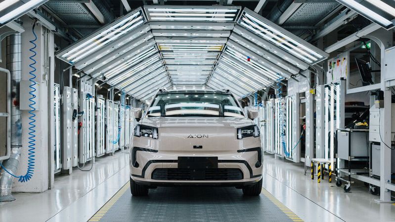 Der GAC Aion V wird bereits in den ersten europäischen Märkten angeboten. Künftig soll er aus Österreich kommen.(Bild:  Magna/Peter Reiter Photography)