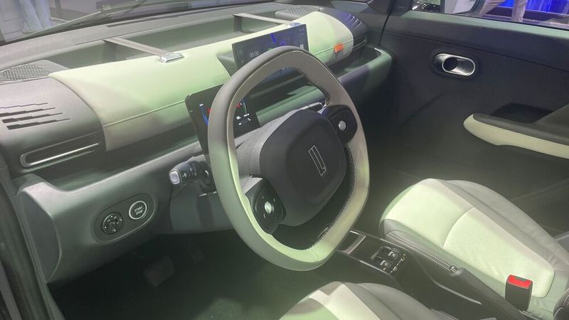 Konnektivität und wichtige Assistenzsysteme sind dennoch an Bord. (Bild: Grimm – VCG)