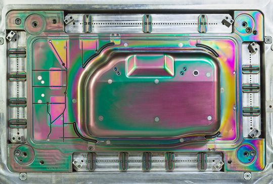Das ist eine Formhälfte eines Spritzgießwerkzeugs von Siebenwurst, mit dem ein Bauteil für den EQS von Mercedes-Benz gefertigt wird. Die regenbogenartig schillernde Oberfläche bewirkt die Schutzschicht Balinit Croma Plus von Oerlikon Balzers. Die Schicht hat ihren Grund ... Das ist eine Formhälfte eines Spritzgießwerkzeugs von Siebenwurst, mit dem ein Bauteil für den EQS von Mercedes-Benz gefertigt wird. Die regenbogenartig schillernde Oberfläche bewirkt die Schutzschicht Balinit Croma Plus von Oerlikon Balzers. Die Schicht hat ihren Grund ...