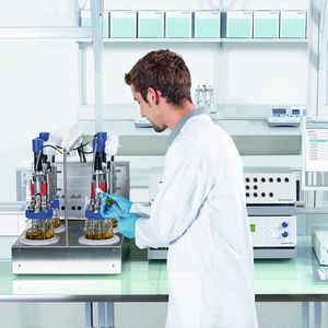 Abb.1: Parallele Mini- und Klein-Fermenter für die Produktentwicklung.