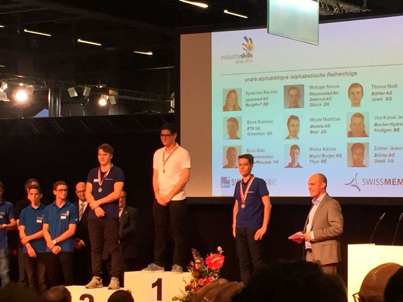 Auf dem Siegertreppchen: Roger Krauer, von der Schneeberger AG, ist bester Konstrukteur bei den Industry Skills 2016. (Sachneeberger)