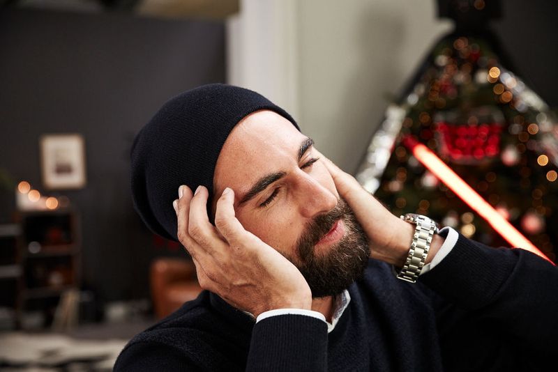 Die Beanie-Mütze mit Kopfhörern kostet 25 Euro und die Musikübertragung erfolgt via Bluetooth 4.0. Die Akkulaufzeit beträgt bei 60 Prozent Lautstärke etwa sechs Stunden. (Tchibo)