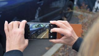 Auch Bilder werden elektronisch übermittelt und in die Schadenakte eingefügt. (Bild: Wenz/»Fahrzeug+Karosserie«)