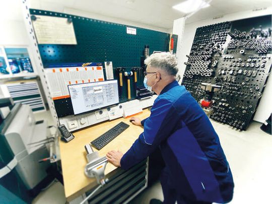 (Blick in den Coscom InfoPoint VM an einer CNC-Fräsständermaschine. Bild: Coscom)