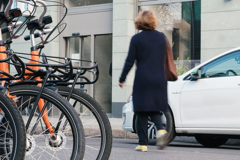 Im einen Moment das eigene Elektroauto, im nächsten das Leihfahrrad: Nach Einschätzung von Beratern wächst der Markt für flexible Mobilität in den nächsten zehn Jahren rasant.(Bild:  Sven Loeffler)
