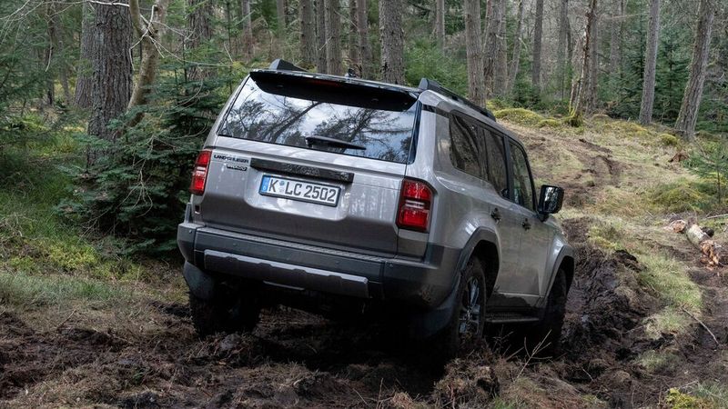 Ob tiefer Schlamm oder dickes Geröll, meist ist es der eigene Mut, der einen verlässt, die betreffende Passage unter die Räder zu nehmen. Den Land Cruiser juckt so etwas kaum. (Bild: Toyota)