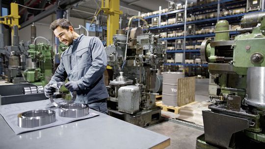 Un petit tissu de nettoyage qui a un impact considérable sur la durabilité, la qualité, l'allègement des tâches, et la sécurité dans l'entreprise.(Source :  Mewa)