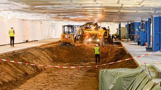 In Köln-Niehl baut Ford gerade für die kommende BEV-Produktion um: Im Zuge einer neuen Fertigungslinie wird unter anderem eine circa 100 Meter lange Grube für ein Stelzenband ausgehoben. Hier werden künftig Unterböden für die „Hochzeit“ vorbereitet. (Bild: Ford)