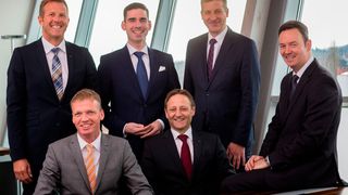Leiten die Hellmann-Landesorganisation in Deutschland (h.v.l.): Kai Hasenpusch (CCO), Matthias Magnor (CEO), Stefan Porcher (COO Kontraktlogistik); vorne (v.l.): Detlev Hornhues (COO Kontraktlogistik), Wilfried Hesselmann (COO KEP) sowie René Stöcker (COO Road & Rail). (Bild: Hellmann)