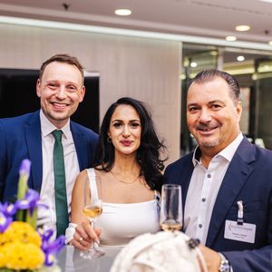 Beim Empfang stimmten sich Gäste und Veranstalter auf die Abendgala ein. Hier: Co-Publisher Harald Czelnai (r.) mit Tejinder Aklé und und Manuel Liesenfeld von Bechtle.(Bild:  Offenblende)
