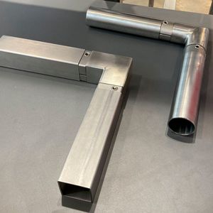 Zu den Ausstellern gehörte Rose + Krieger. Das Unternehmen zeigte ein neues Montagesystem für Gestellbauten aus Edelstahl für lebensmittelnahe Bereiche und Reinräume. Es soll in Kürze noch um eine Abdeck-Schelle erweitert werden, womit die Gestelle dann auch direkt im Lebensmittelbereich eingesetzt werden könnten. Die Gestelle werden aufgebaut aus Rohren und speziellen Verbindungselementen, welche Toleranzen von bis zu zwei Millimeter kompensieren.(Bild:  dm)