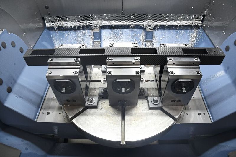 SLZ fixiert die Bauteile ausschließlich mit Spanntechnik von Gressel. Verformungen werden beispielsweise bei der Bearbeitung von Karbon mit definiert am „grepos-5X“ eingestellten Spannkräften vermieden. (Bild:  Gressel)