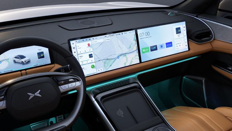 Innen gibt es neben dem digitalen Kombiinstrument zwei große Bildschirme. (Bild: Xpeng)