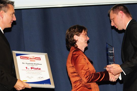 Wolfgang Michel und Ingo Fischer (re.) überreichen den Pokal ... (Archiv: Vogel Business Media)