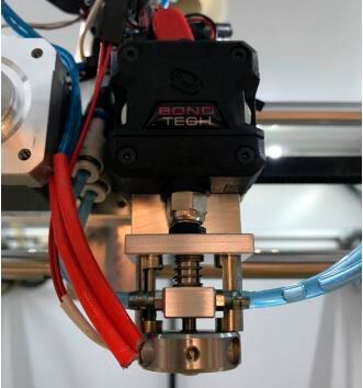Fraunhofer IPA (Halle 11.0, Stand D51): Die neue Verschlussdüse kann aufschäumbare Kunststoffe mit einer minimalen Dichte von 80 kg/m3 verarbeiten. Mit ihr könnten in Zukunft Unterkonstruktionen für Sitzmöbel, Isolierungen, Verpackungen oder Leichtbaustrukturen additiv gefertigt werden. (Bild: Fraunhofer IPA)