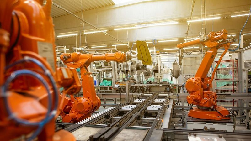 Um wettbewerbsfähig zu bleiben, kommen Unternehmen nicht umhin, ihre Produktion zu automatisieren – und zwar nachhaltig.(Bild:   Simon Kadula auf Unsplash)