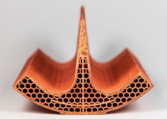 Ein fertiges Quadrupol-Viertelsegment mit materialsparenden Hohlstrukturen und Kühlkanälen.(Bild:  Christoph Wilsnack/Fraunhofer IWS)