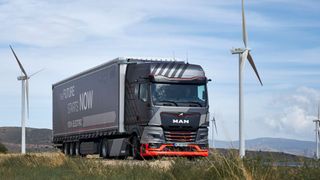 MAN bringt einen Lkw, der 800 Kilometer weit kommen soll und über den MCS-Standard verfügt. (Bild: MAN)
