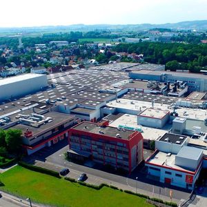 Das Werksgelände der Firma Banner in Linz-Leonding wurde um einen Neubau erweitert. Ziel war es, die Kapazität der Palettenstellplätze um 10.000 Stück zu steigern.