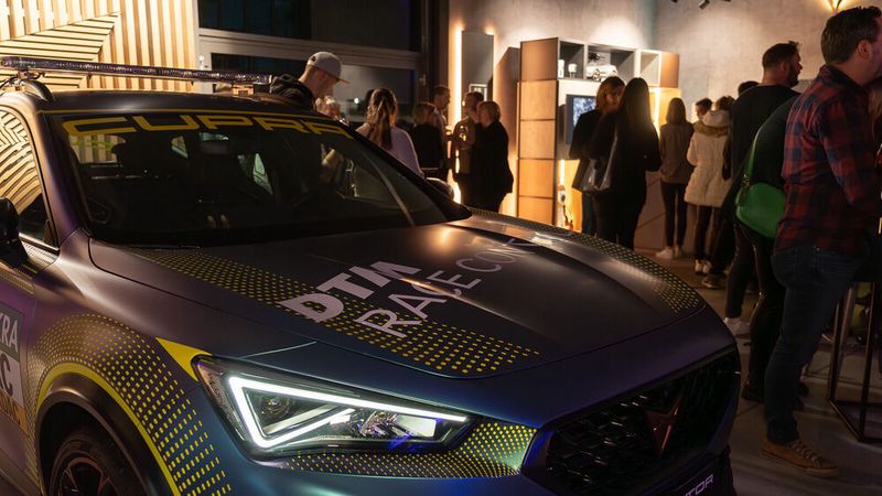 Ein Highlight war der Formentor VZ 5, den Rennfahrer Sebastian Stahl für Ausfahrten mitgebracht hatte. (Bild: Matthias Trupp)