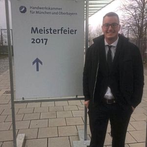Christian bei seiner Meisterfeier vor dem Messezentrum München. Knapp zehn Jahre ist das jetzt her.(Bild:  Schrauberblog)
