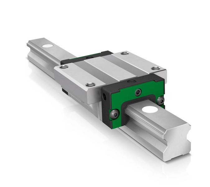Halle C4, Stand 439: Schaeffler präsentiert neue vierreihige Kugelumlaufeinheiten in X-Anordnung für tolerante Handlingachsen. Konstruktiv zeichnen sich die neuen Kugelumlaufeinheiten besonders durch eine X-Anordnung der Laufbahnen sowie ein optimiertes Schmier- und Dichtungssystem aus, betont der Hersteller. In Verbindung mit einem robusten Aufbau erfüllt die neue Baureihe KLLT die Aufgabe einer wartungsfreundlichen „Allround-Kugelumlaufeinheit” für Anwendungen mit größeren Toleranzen in der Anschlussgeometrie. Acht verschiedene Führungswagen (KWLT) – in langer, kurzer, hoher und niedriger Ausführung, mit und ohne Flansch – bieten konstruktive Freiheit und Flexibilität. Im Gegensatz zu den besonders steifen vierreihigen Kugelumlaufeinheiten KUVE-B in O-Anordnung sind die neuen KLLT-Kugelumlaufeinheiten in X-Anordnung ausgeführt. In Verbindung mit größeren Wälzkörpern und der daraus resultierenden geringeren Steifigkeit, kann die KLLT-Kugelumlaufeinheit größere Toleranzen der Anschlussgeometrien besser ausgleichen.  (Bild: Schaeffler)