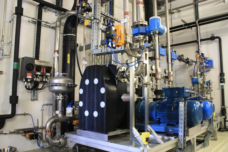 Schnelle und sichere Lösemittelförderung mit der Druckluft-Membranpumpe E80 „Dicke Bertha“. (Bild: Almatec)