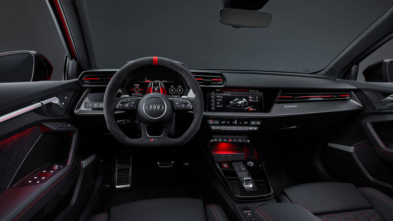 Sehr sportlich eingerichtet: Der Innenraum des neuen RS3. (Audi)