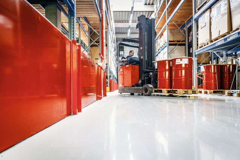 Das hochflexible DB Schenker-Logistikzentrum Immenstaad verfügt über einen eigenen Bereich zur Lagerung wassergefährdender Stoffe, zum Beispiel für industrielle Betriebs- und Hilfsstoffe. (DB Schenker)