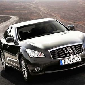 Infiniti M35h: Die gut ausgestattete Hybrid-Limousine ist ab 55.490 Euro zu haben. Der Aufpreis zum gleich ausgestatteten, aber leistungsschwächeren Dieselmodell beträgt gerade mal 1.500 Euro. Selbst der Aufpreis zum Benziner fällt mit 3.100 Euro nicht sehr hoch aus.